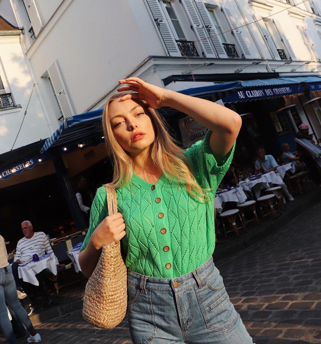 把黑T、白T脱了，2022年夏天流行穿“水果衫”，优雅清爽又减龄