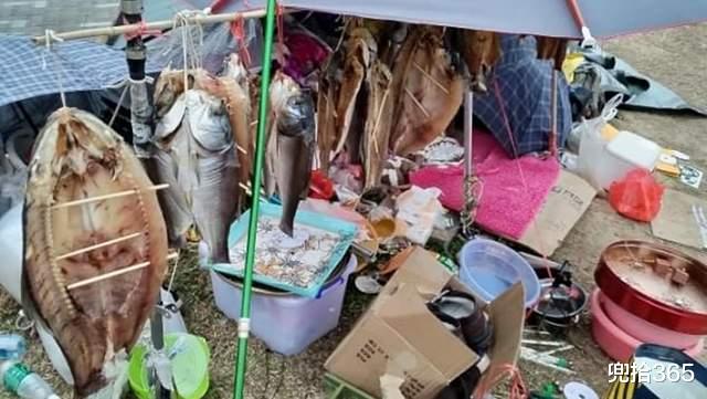 邕江|广西邕江边现罕见场景，钓鱼人纷纷打重窝，还带上帐篷和锅碗瓢盆