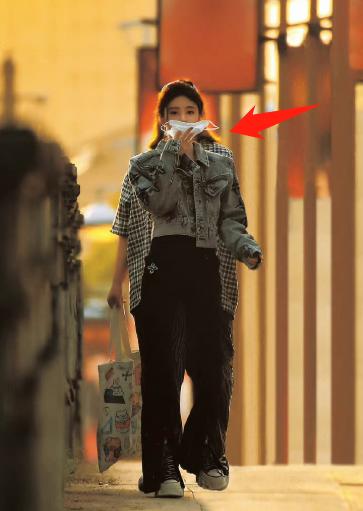 鞠婧祎|鞠婧祎路透曝光,夕阳下收工绝美,网友却质疑:敢不敢把口罩戴好