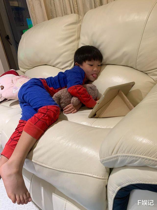 张颖康|太太和岳母去看电影 张颖康开启宠子女模式 陪子女吃美食玩耍