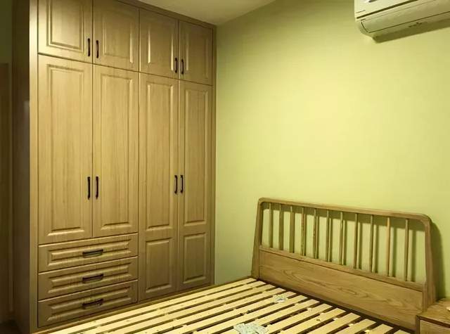 老公坚持卧室阳台打“侧柜”,面积大了10平方,邻居看了直眼红