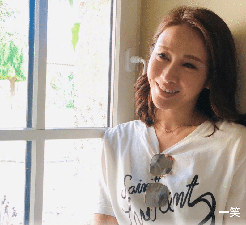 黎姿|黎姿晒合照庆祝结婚13周年,躺老公怀中甜蜜对视,嫁给爱情超幸福