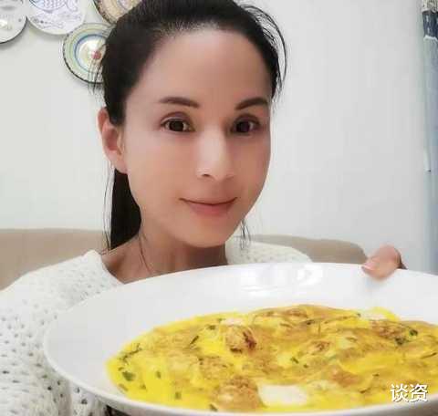 李若彤|55岁李若彤晒自拍,皮肤嫩成少女,下厨做菜引调侃:本人更秀色可餐