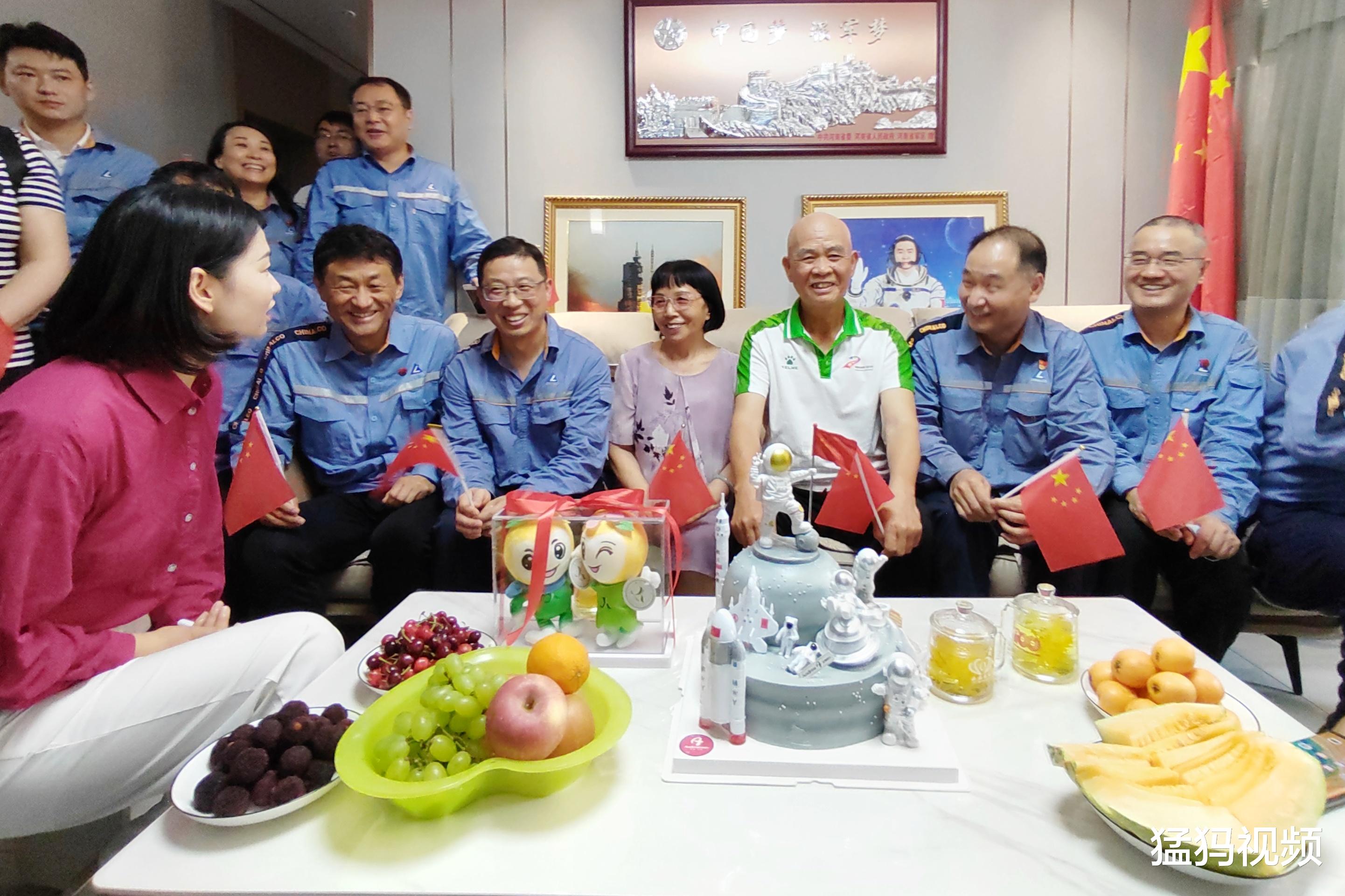 航天员陈冬父母:相信儿子一定能不负重托,把这次飞天“作业”完成好