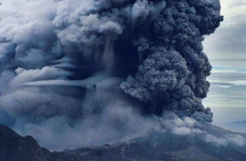 地球果真出了大问题？火山爆发后出现神秘现象，科学家紧急发声
