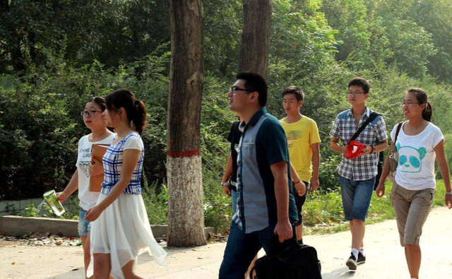 只因被男友拒绝，湖南某女大学生与流浪汉同居生子，母亲崩溃大哭