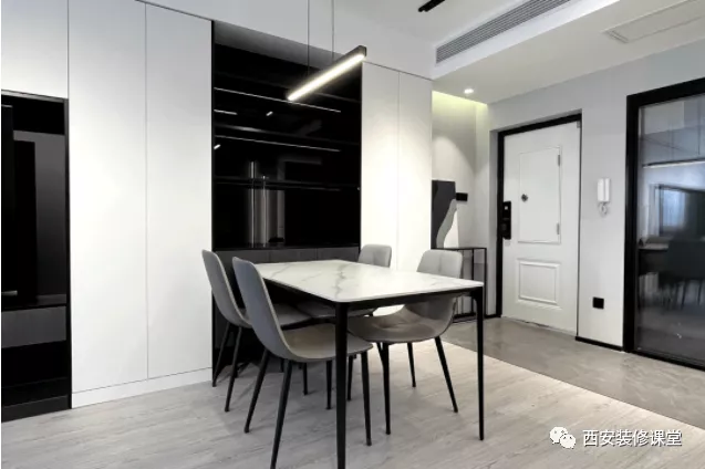 95㎡三室变两室,打造黑白灰风格,还有独立办公空间