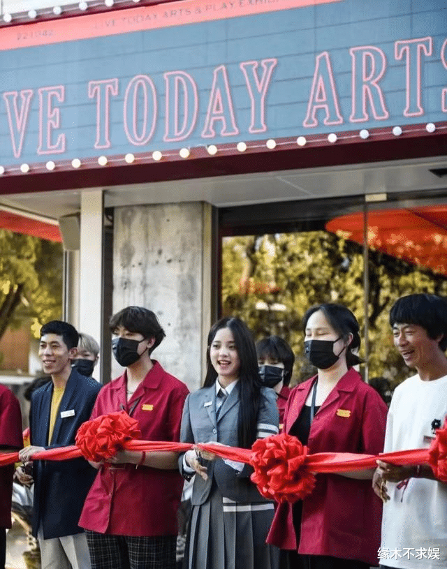 欧阳娜娜|22岁欧阳娜娜个展和网红合影,状态却被质疑,明星果真不如素人?