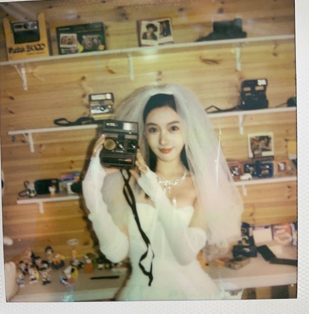 都美竹|都美竹公园拍照,面部僵硬疑打针过度,古装扮相被嘲像妈妈桑