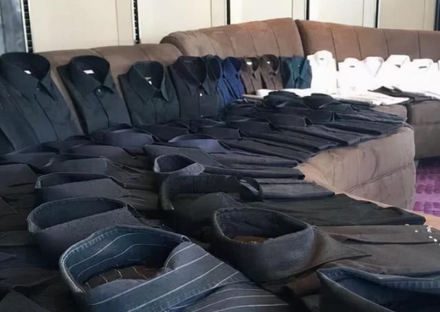 胡兵晒出自己的豪宅,衣服多得没地方放,沙发几乎全拿来放衣服了