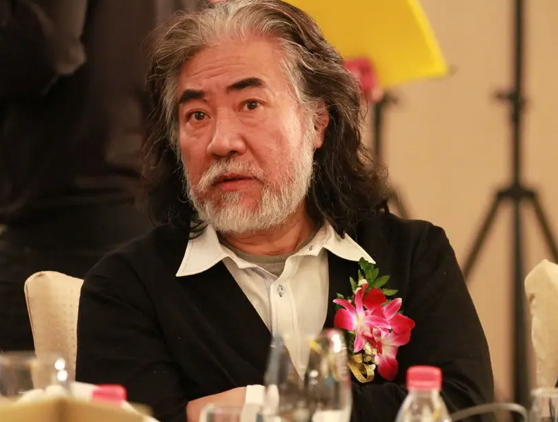 张纪中|71岁张纪中再曝婚变,女方私下偷偷转移财产,娇妻隔天回应猜忌