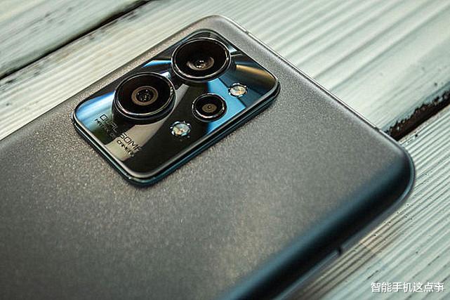 realme|闹了个乌龙？直屏天花板+骁龙8，价格跌破三千元大关