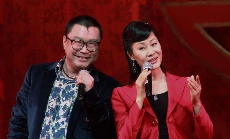 尹相杰|尹相杰带小16岁妻子出道！穿隆重礼服高调发歌，女方貌美气质卓然