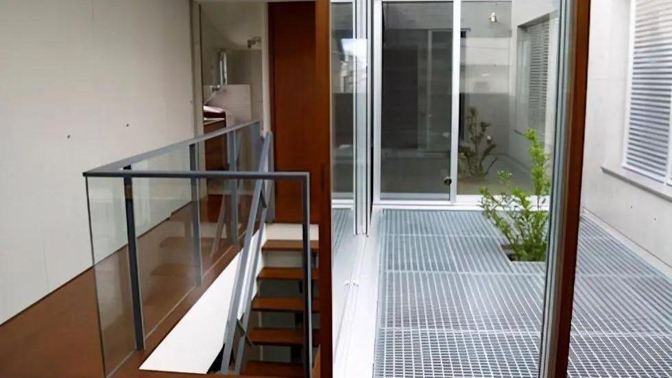 这该有多大的胆，才想到地面局部留空，装金属栅栏，只为采光通风！