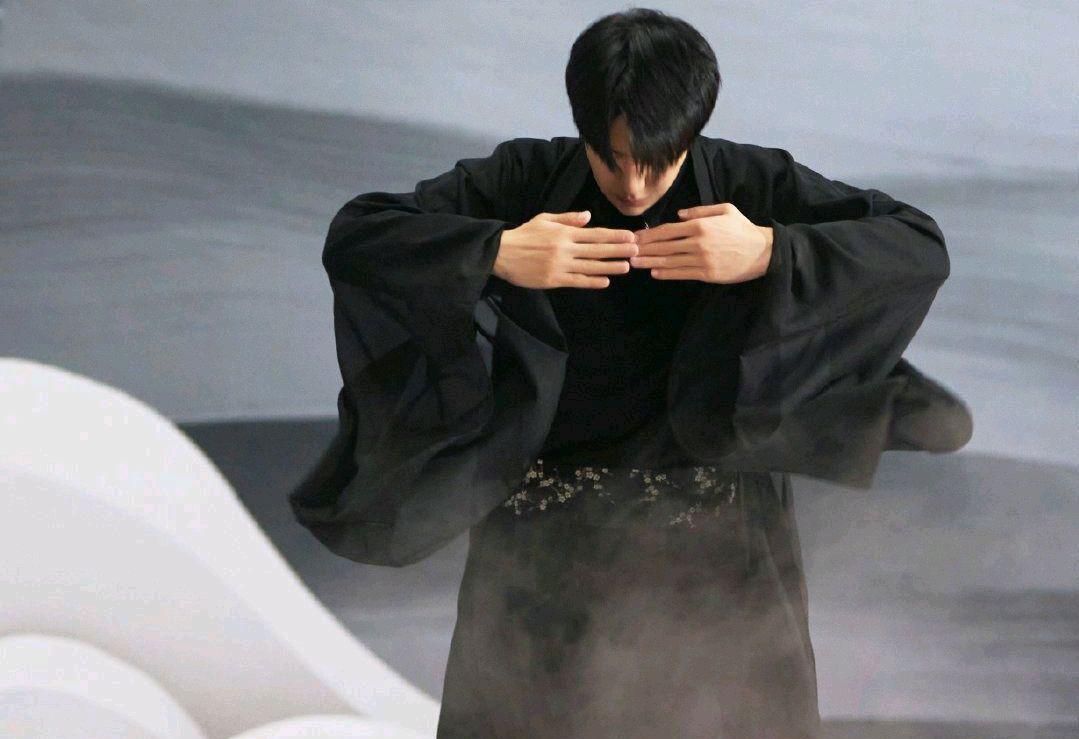 王一博|王一博分饰两角舞动双生，国风与街舞的结合，别有一番风味