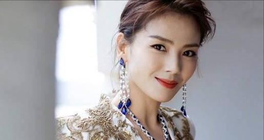 刘涛|44岁刘涛晒全脸健身照，素颜出镜皮肤紧致，老公王珂将其取关？