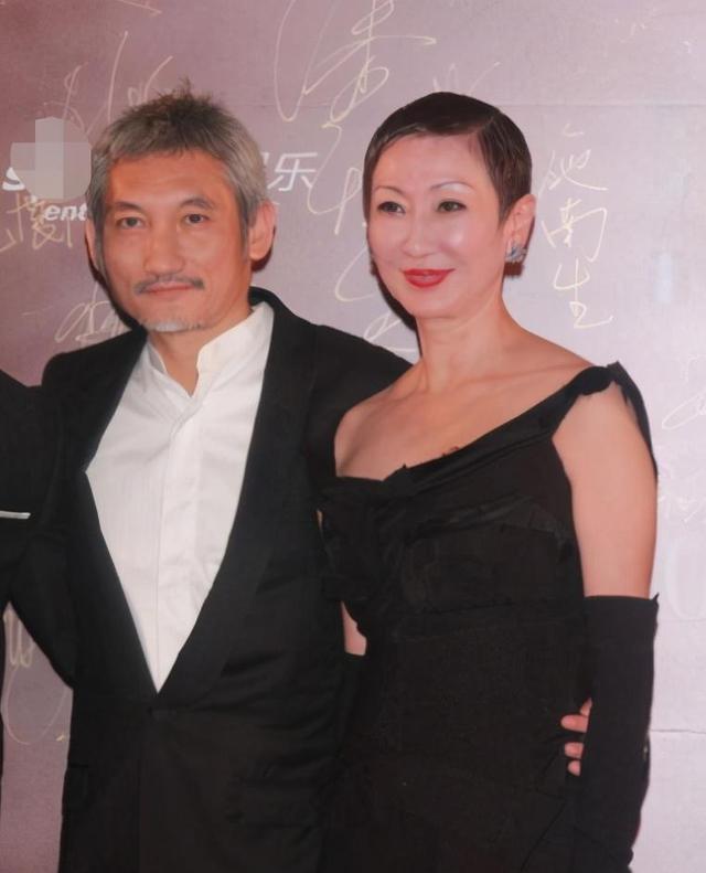 徐克|70岁徐克近况曝光,与小30岁女友出门聚餐,手上两枚钻戒引人注意