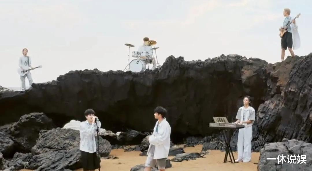 男团|乐华新男团出道即翻车,小耳钉、小粉唇、美瞳眼,造型拉跨遭吐槽