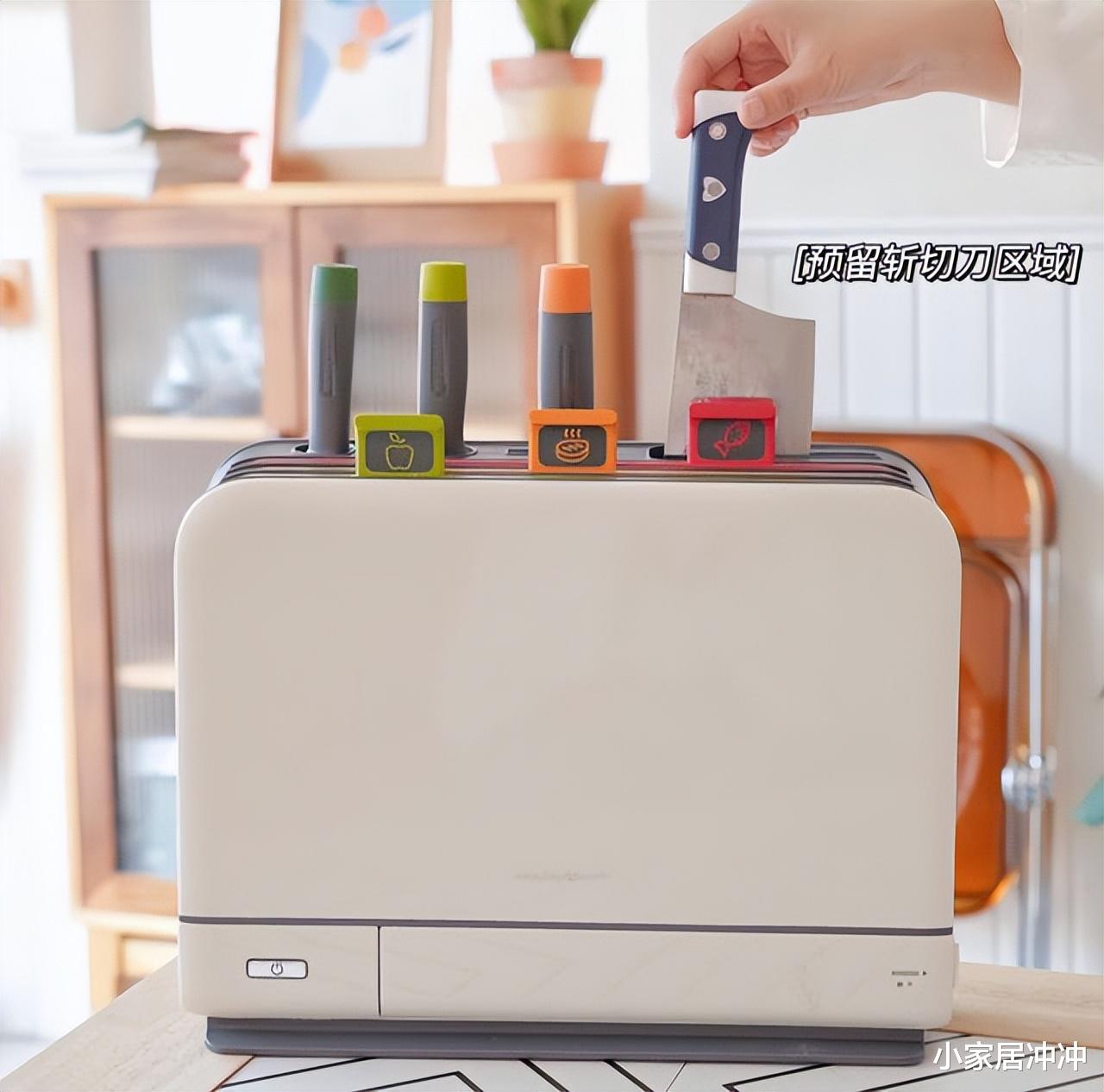 建议大家：灶台别摆瓶瓶罐罐了，学年轻人的做法，干净整洁不占地