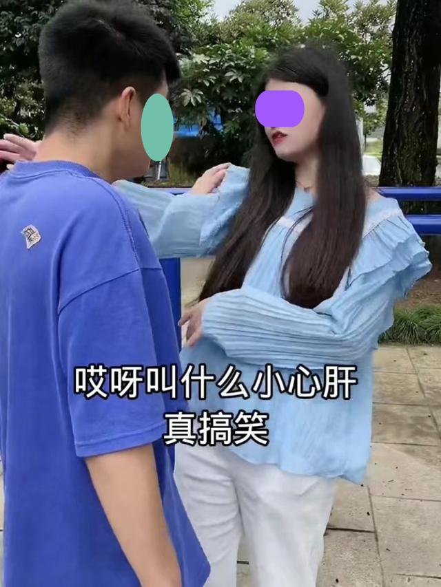 男子出于好心,提醒女子小心身后的杆子,却因陈述不清遭误会