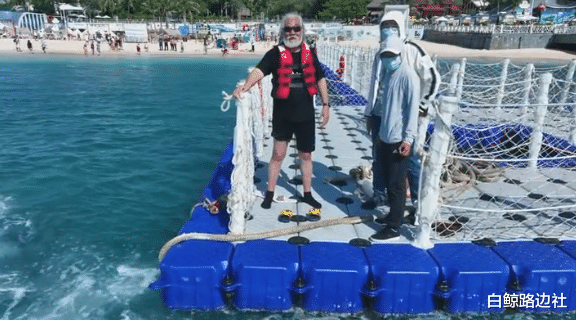 张纪中|张纪中一家做极限运动！小31岁妻子海上飞行，被男教练抱热情挥手