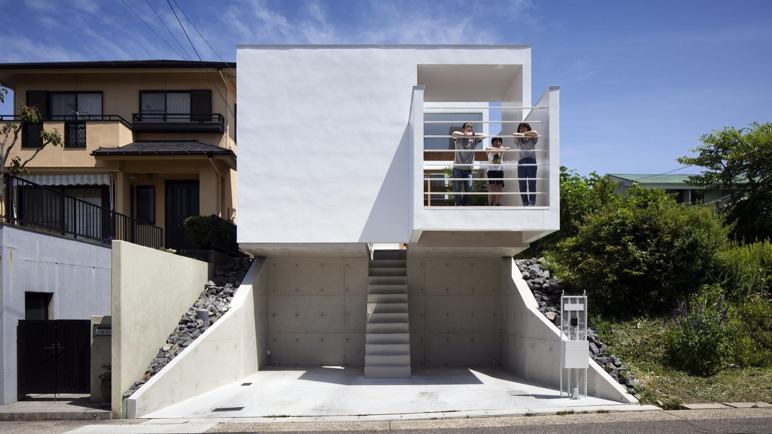 狭长地块上的住宅设计：置入庭院空间是关键