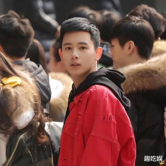|被“毒哑”的宝藏男孩胡先煦，曾与易烊千玺同寝，成年后大变风格