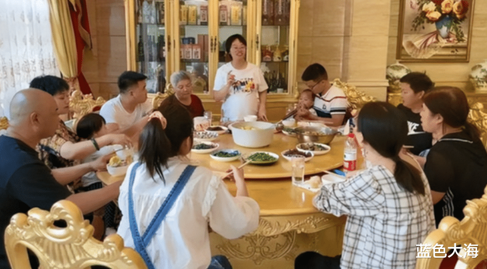 带货|彩虹夫妇:曾住8平方米出租屋,如今年入千万,到底是怎么做到的