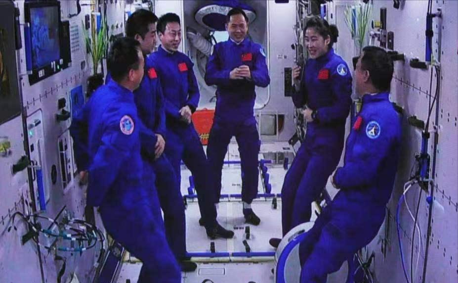6名航天员太空会师,最小年龄44岁,空间站里为啥没有年轻人?