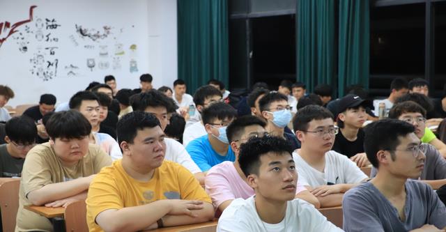 女孩|这些大学不屑的东西，毕业竟是求职的“加分项”，大学生提早知晓