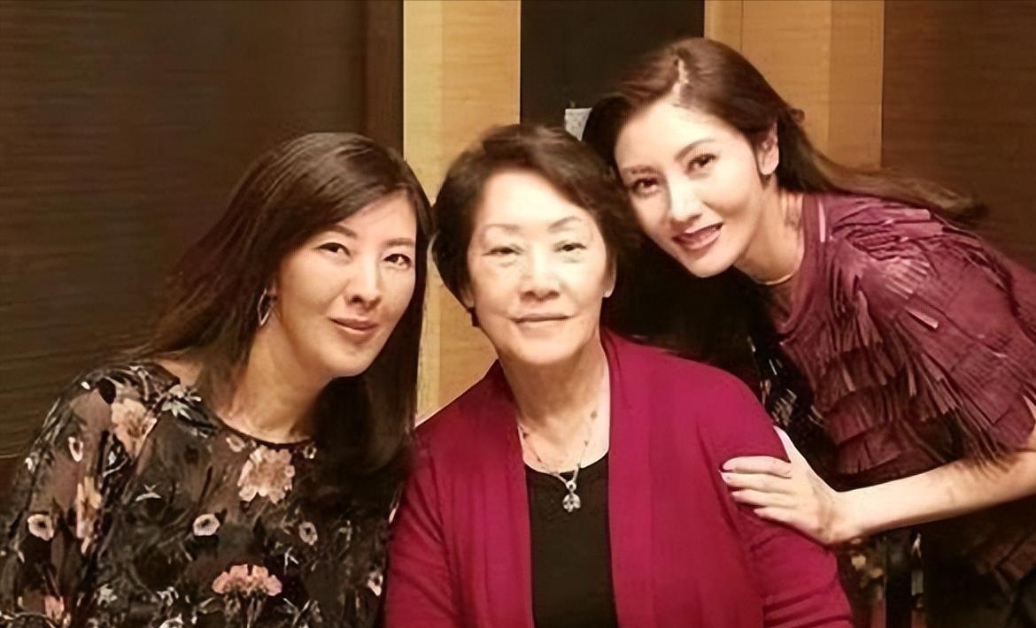 李嘉欣|李嘉欣姐姐：甩掉银行职员前夫，靠妹妹介绍当小三，成功嫁入豪门