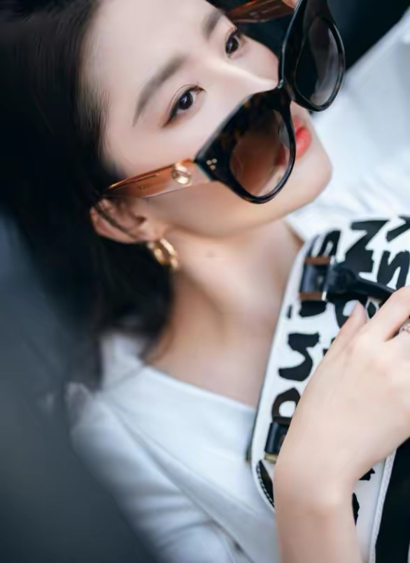 衬衫|刘亦菲演绎职场风太高级!穿蝴蝶袖衬衫配黑色半裙,优雅又显干练