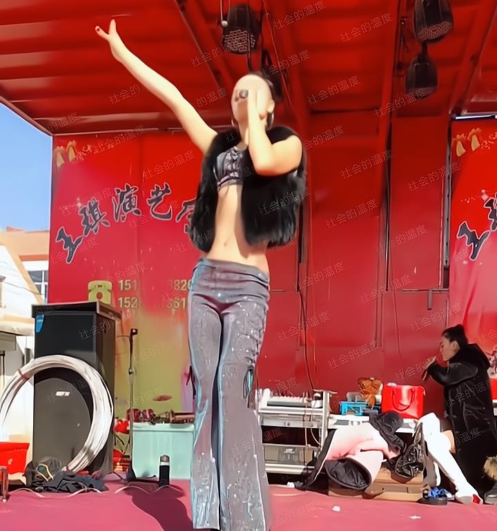 女子为了300元又唱又跳,裤子不合身也没办法,社会底层别无选择