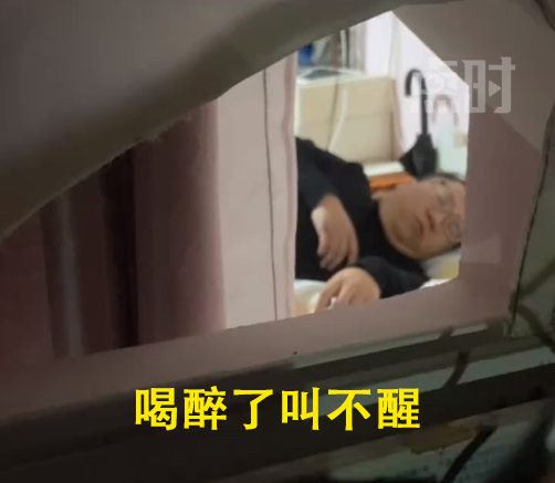 女子被锁门外老公睡觉叫不醒,用晾衣杆戳醒了,事后做6个菜道歉