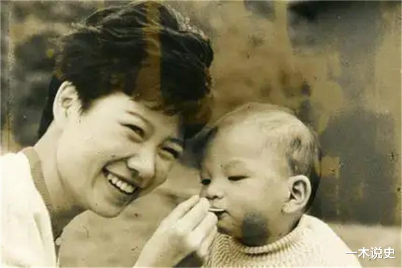 郑佩佩|18岁未婚先孕，33年拒和子相认，抢闺密男友，写出《我的前半生》