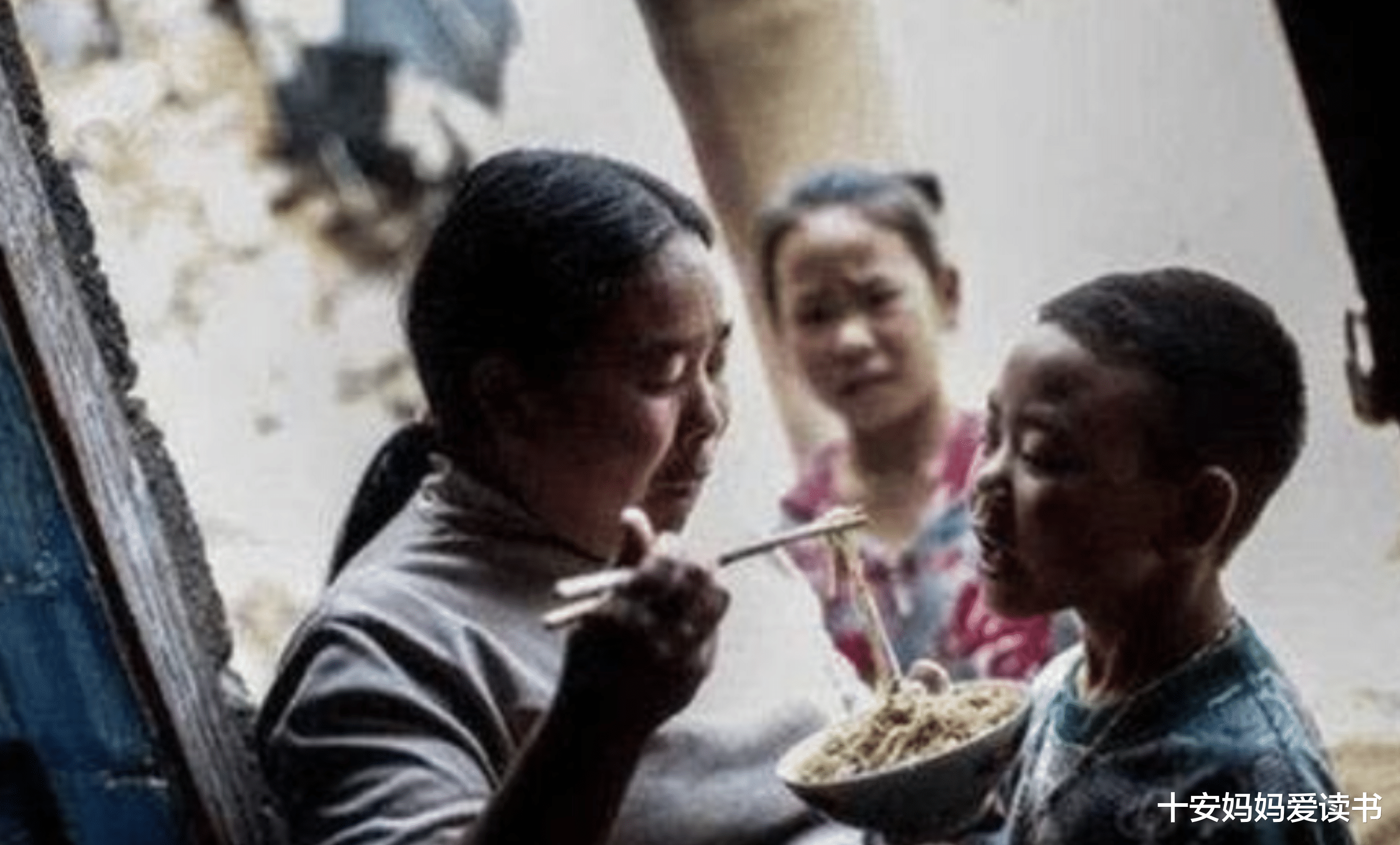 “把你儿子和我换”,产妇三胎生女娃,下跪卑微请求邻床产妇