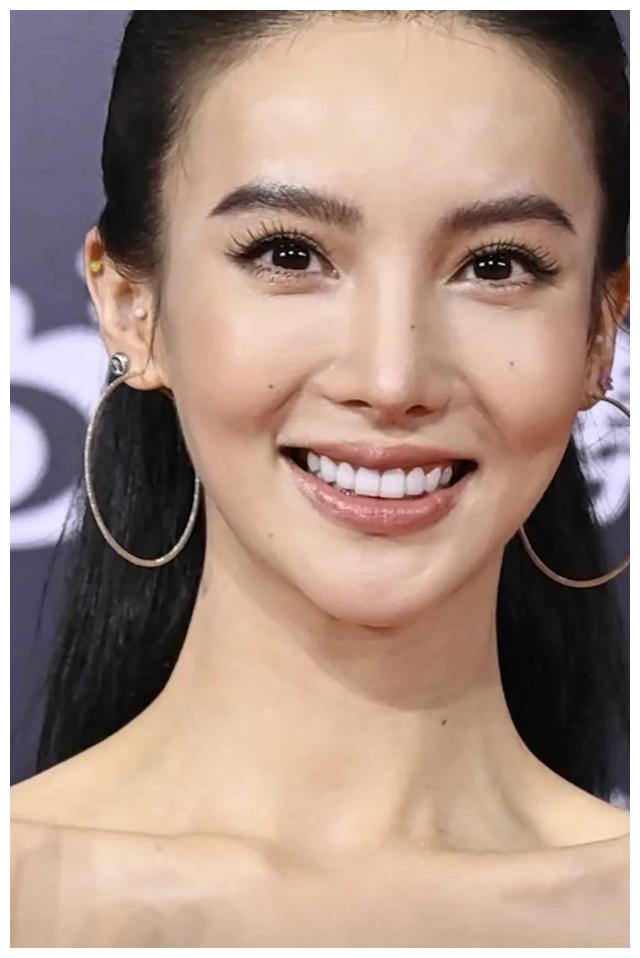 女星怼脸拍也不过如此，跟素人没区别