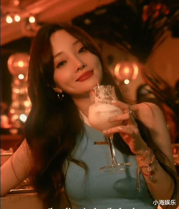 李小璐|李小璐现身酒吧拍广告,留大波浪穿短裙秀美腿,助理蹲地帮忙穿鞋