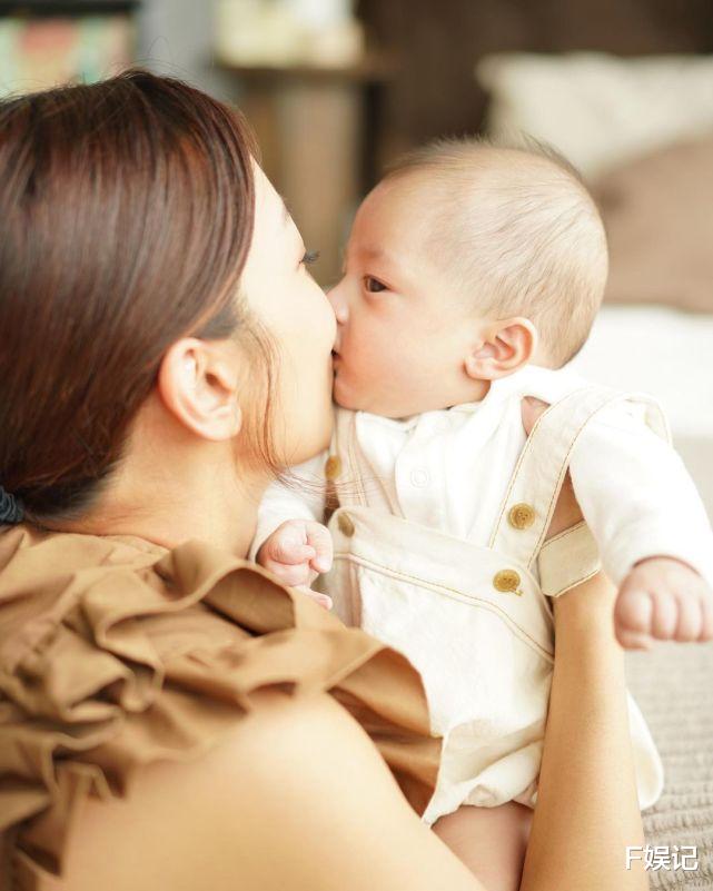 郑俊弘|郑俊弘夫妇晒全家福庆祝儿子出生100天 何雁诗夺走儿子首个初吻