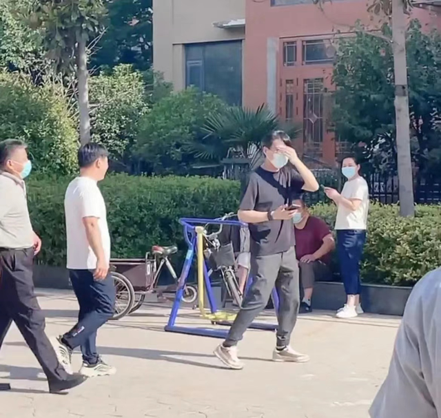 靳东|靳东回老家被偶遇,与老乡拍照并签名,身后多位人员跟随走路霸气