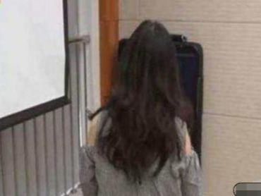 女子深夜醒来发现小偷,却让小偷为所欲为,女子:我很害怕!