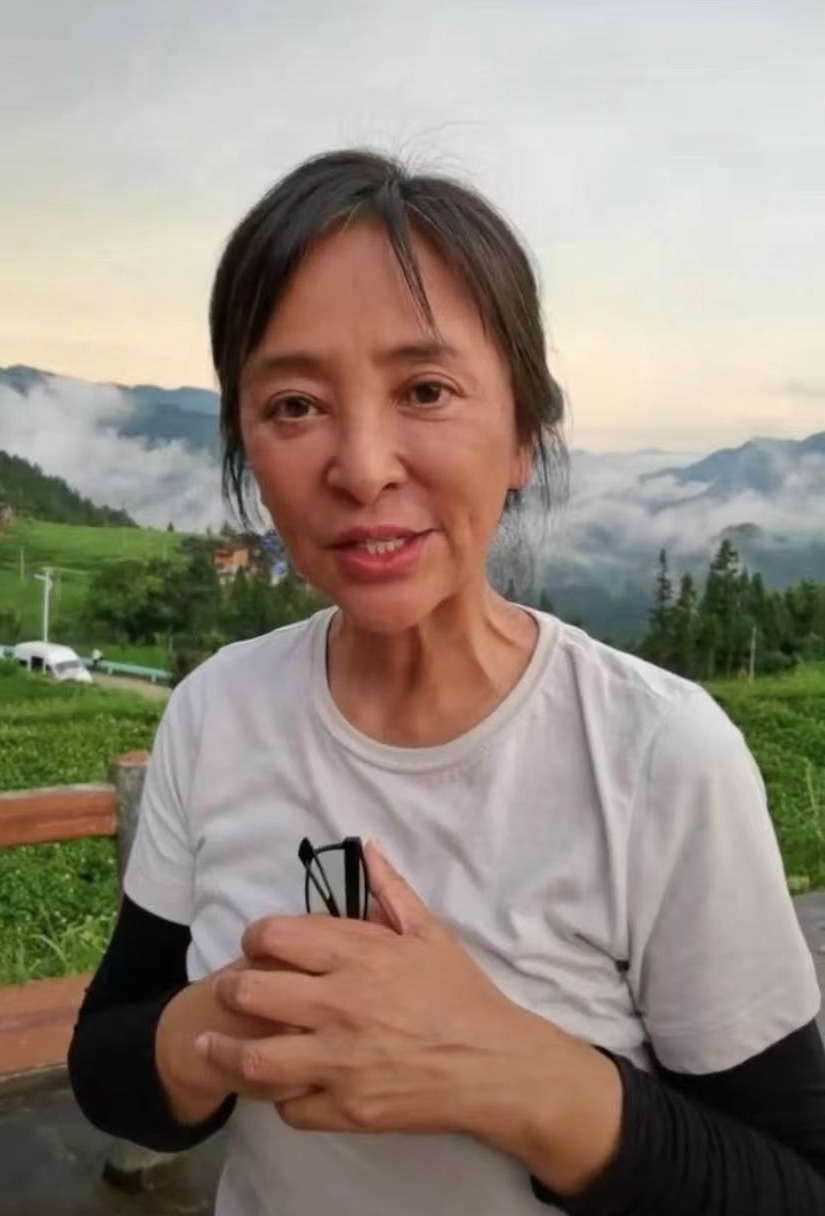 李勤勤|59岁李勤勤家中跳操,打扮朴素气喘吁吁,院落曝光摆满杂物接地气