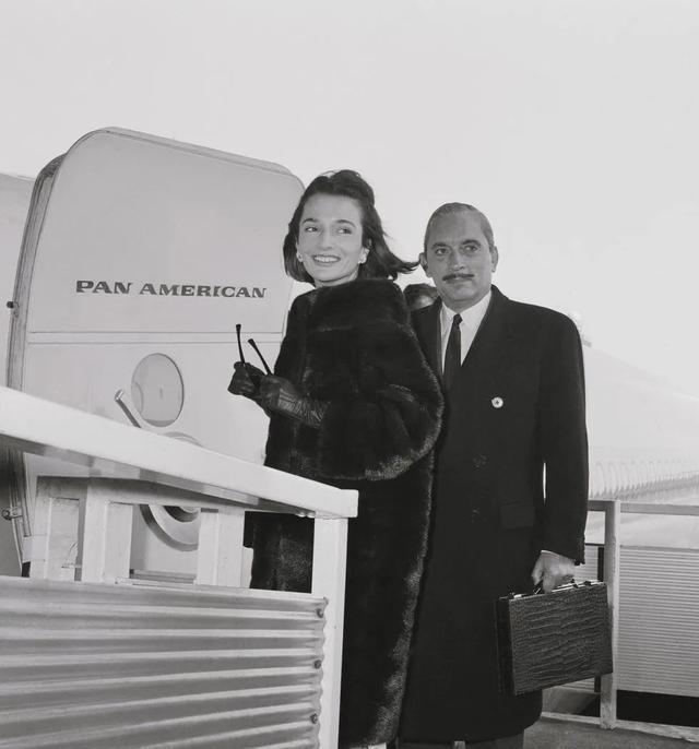 杰奎琳|1947年，18岁杰奎琳在社交舞会大出风头，3年后妹妹参加比她更美