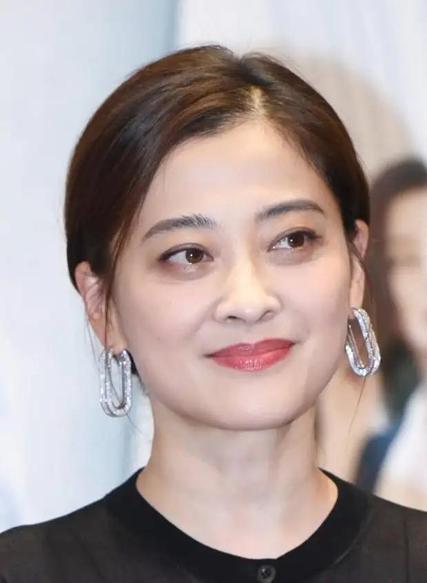 梅婷|47岁梅婷国外被偶遇，与男演员喝酒聊天，素颜出镜皮肤又白又嫩