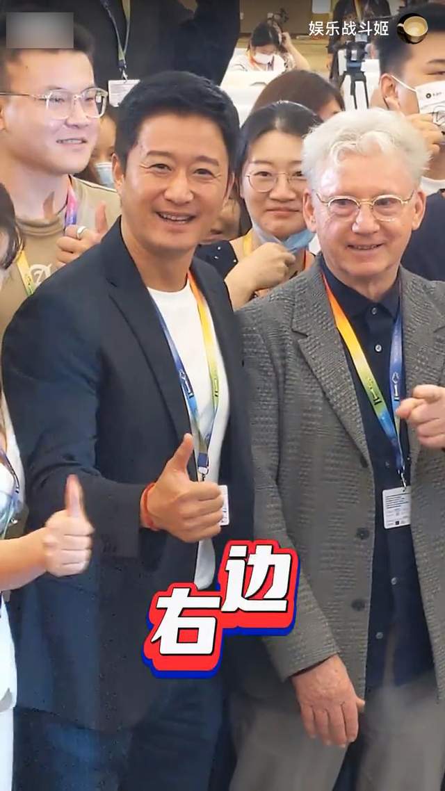 吴京|吴京两次甩开挽他手臂的美女,几乎要将女方抡出去,被赞男人楷模