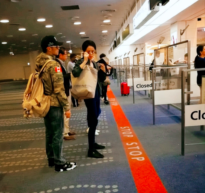 王菲|53岁王菲,与谢霆锋,感情生变?深夜聚餐后捂嘴哭泣,朋友在一旁搀扶