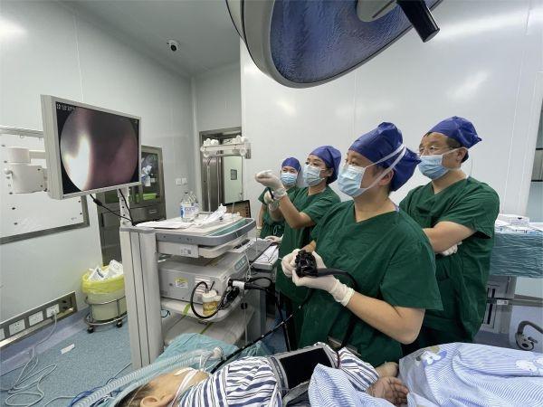 医生|14岁少年突发胃底大出血，医生凭着“染红”的内镜为他精准止血