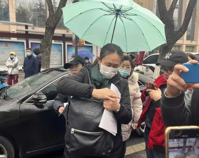 刘鑫社媒帐号被官方禁言,利用舆论发起70万募捐,江秋莲发文怒喷