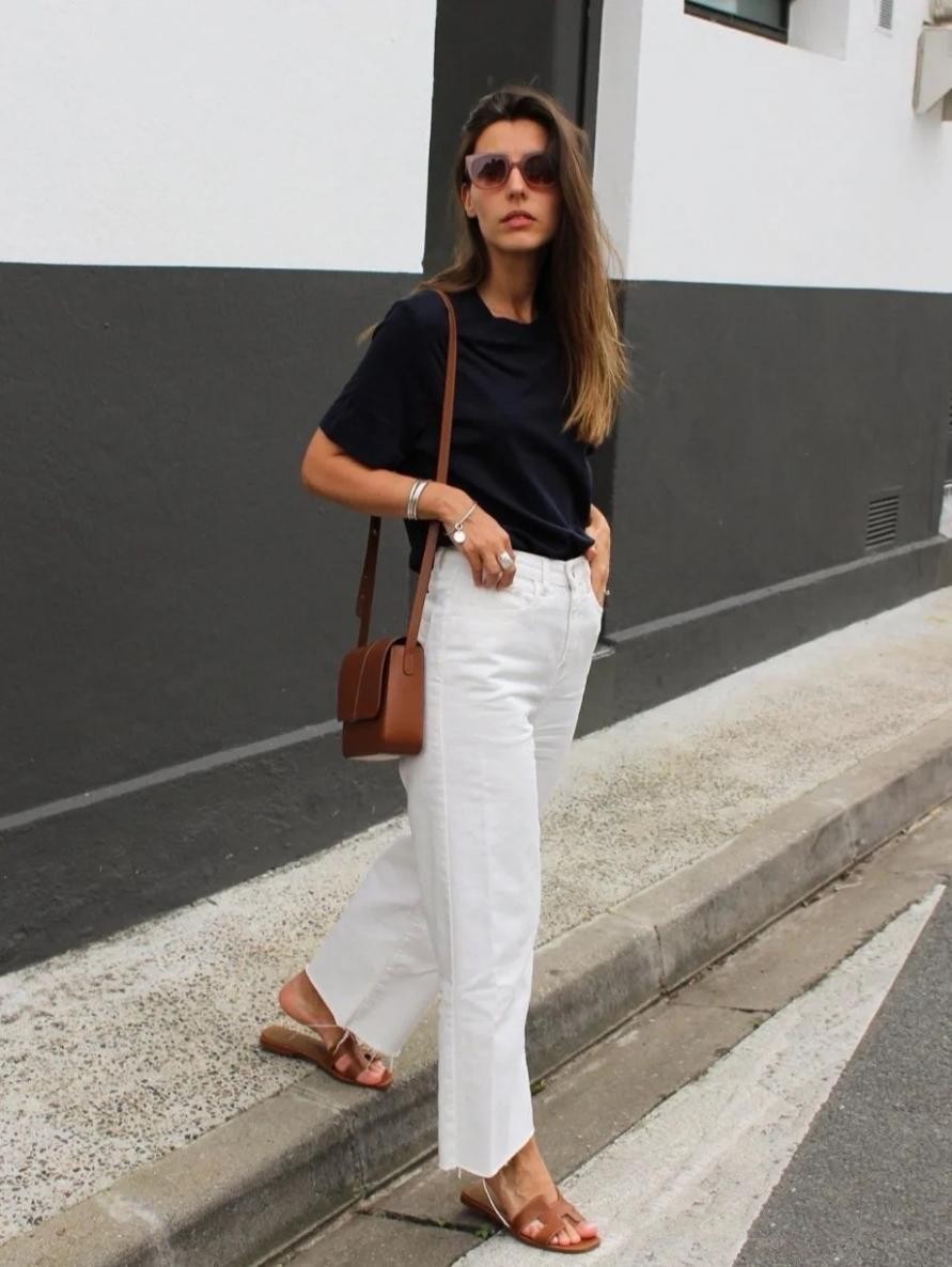 穿T恤时,一定不要再配牛仔裤了!瞧这些达人,这样穿是有多时髦