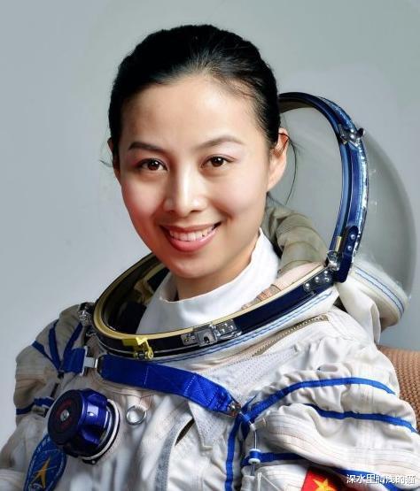 王亚平|“摘星妈妈”王亚平晒学生照,与丈夫搂腰太甜,网友:初恋的感觉